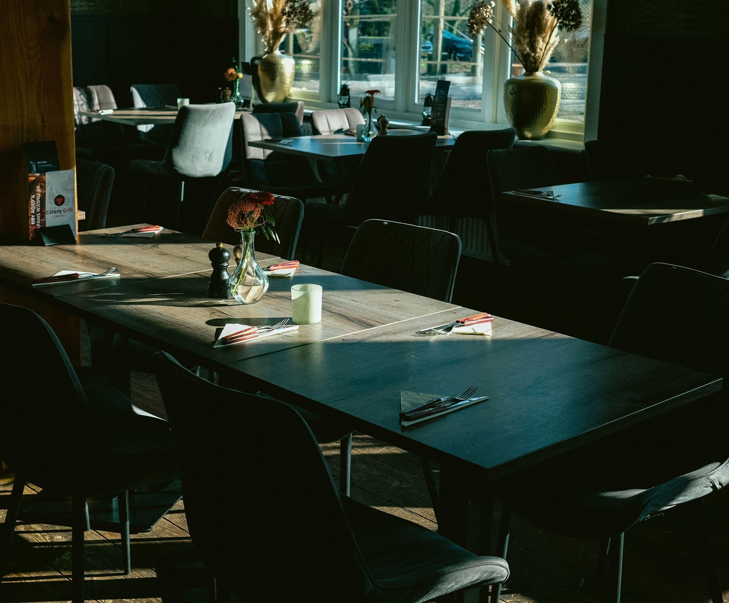 Gezellig tafereel van Jack's Colony Grill, waar premium vleesgerechten worden bereid op een houtskoolgrill